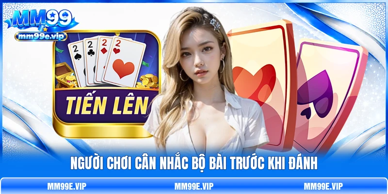 Người chơi cân nhắc bộ bài trước khi đánh